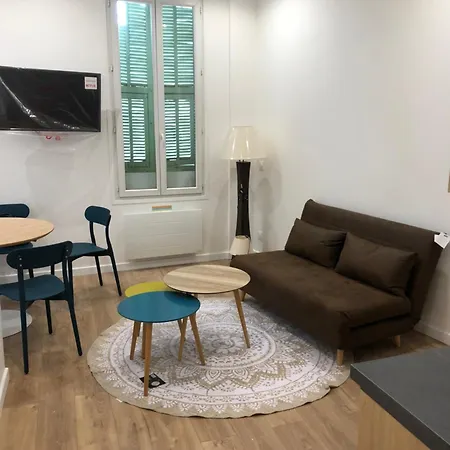 Отель Cosy Next To Sea And Tramway In Ницца